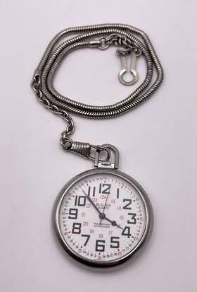 10021331 Bulova Vintage Quartz Pocket Watch Railroad Approved - New Battery Runs Well