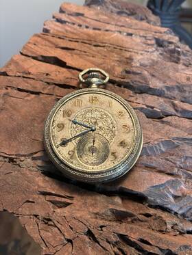 31147513 Elgin 1928 7 Jewels 12s Pocket Watch Model 3 Gold Dial Nickel Damascened Case