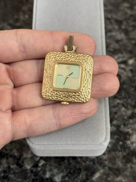 21-3150 Seiko 21-100s Vintage 17 Jewel Model Hammered Gold Retro Modern Pendant Watch