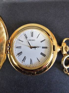 V701-on18 Seiko Vintage Pocket Watch Quartz Gold Tone With Chain Works